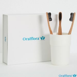 Oralflora® Bambuszahnbürste mit schwarzen Borsten (vegan)